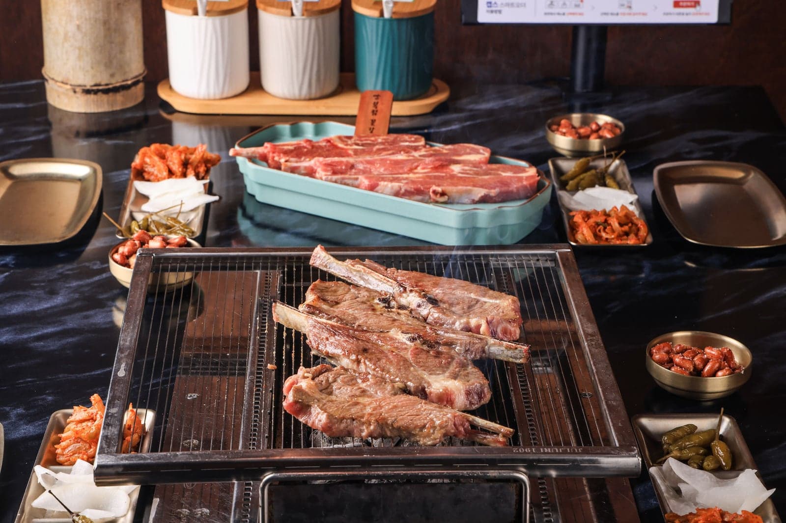 양복점 맛의 표준화 — 표준 조리 매뉴얼에 따라 균일하게 구워지는 양고기와 본사 직공급 사이드 차림